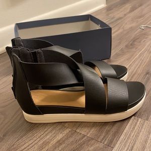 Small platform black sandals